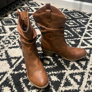 Size 8 cowgirl boots!